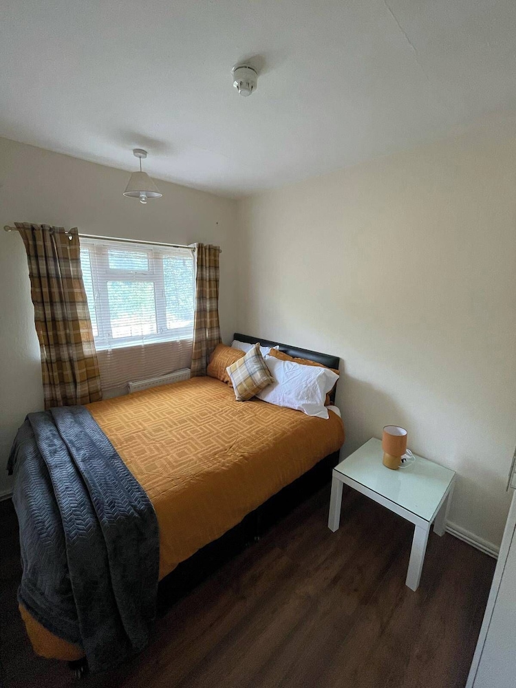 3 Bedrooms - 6 Guests - Parking - Fireplace - Bbq
