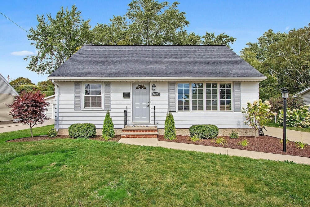 House w Finished Garage Walk to Lambeau Bars Resch