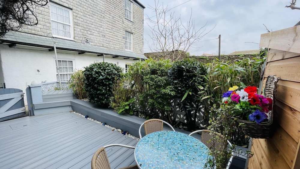 Beach Cottage - Nautical-themed Cottage in Central Totnes view 4