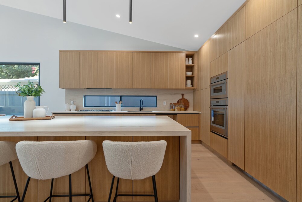 Noble Modern - Urban Sanctuary in Sherman Oaks With Poolside and Patio