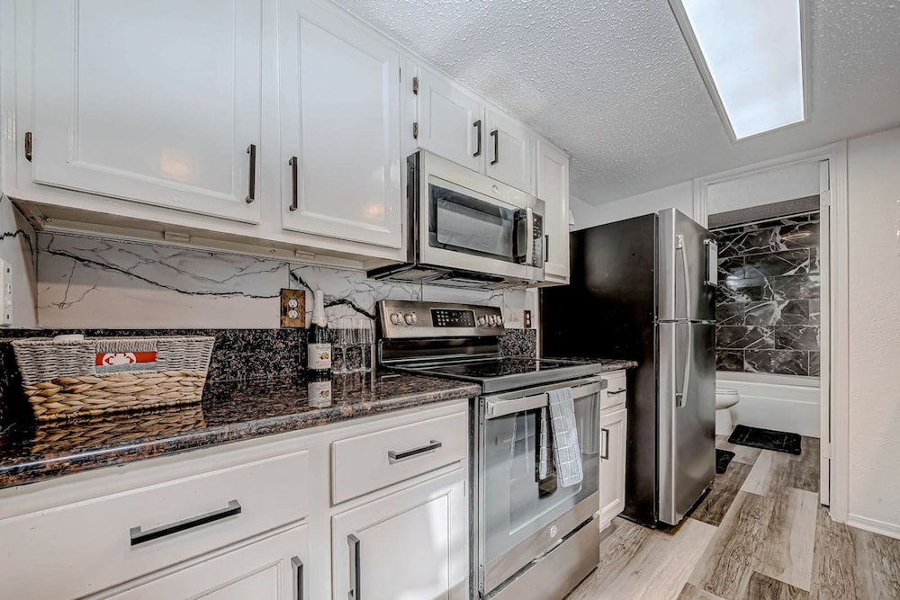 Upscale 1BR Condo in Med Center