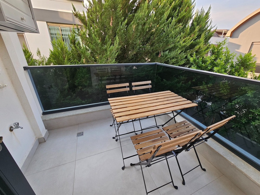 New Flat Large Living Space 2-5 Near By Lara Beach