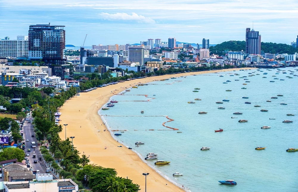 Central Pattaya - Infinity Pool Condo Pattaya View