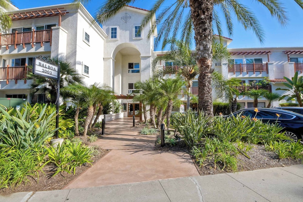 La Costa Comfort - Resort-style Living for 2