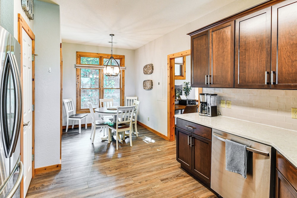 Condo w/ Private Balcony 6 Mi to Pisgah NF!