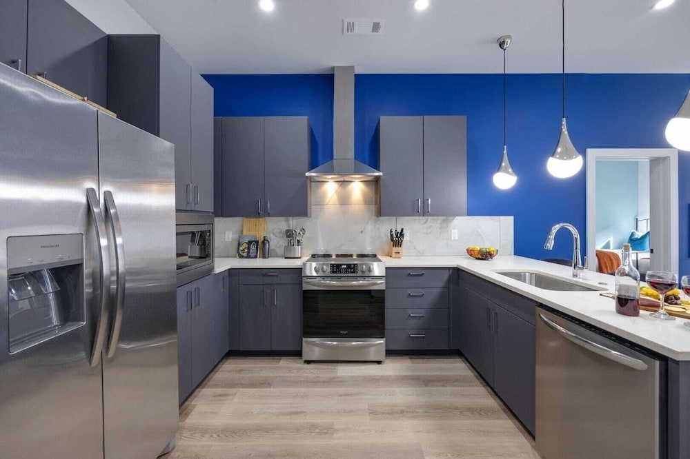 2 Modern Apartments in Heart of Midtown, Walkable Location Patio, Pool & Gym