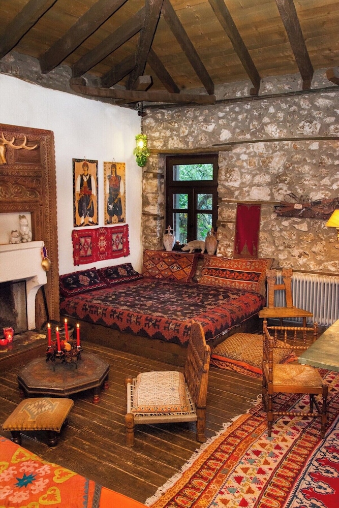260m2 Unique Mountain House in Lilea Parnasos