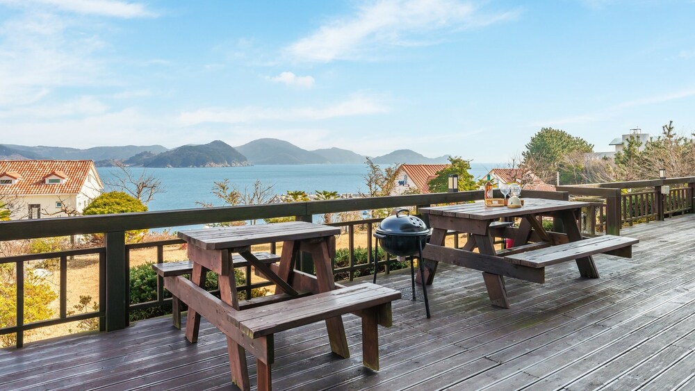 Geoje Kkachi and Santorini Pension