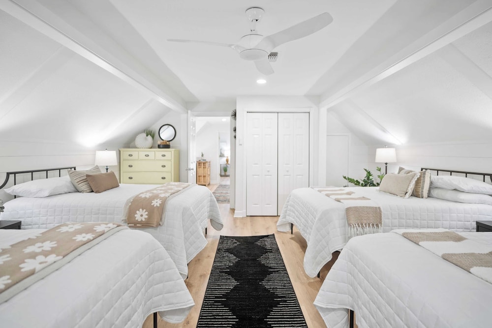 Newly Renovated! 2-min Walk to the Beach The Coastal Cottage by Avantstay