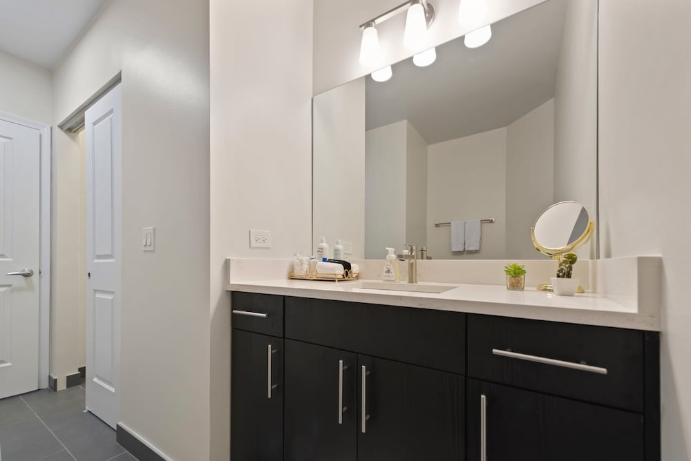Near Riverwalk 2BR Private Balcony Downtown
