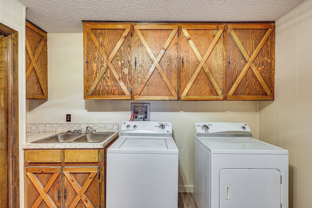 4 Mi to Lake Access: Pet-friendly Home in Bismarck