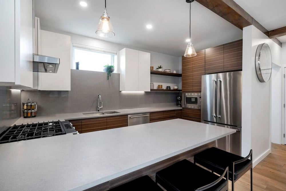 Mclean Stunning 3 Bdrm Reno - Few Blocks off Commercial
