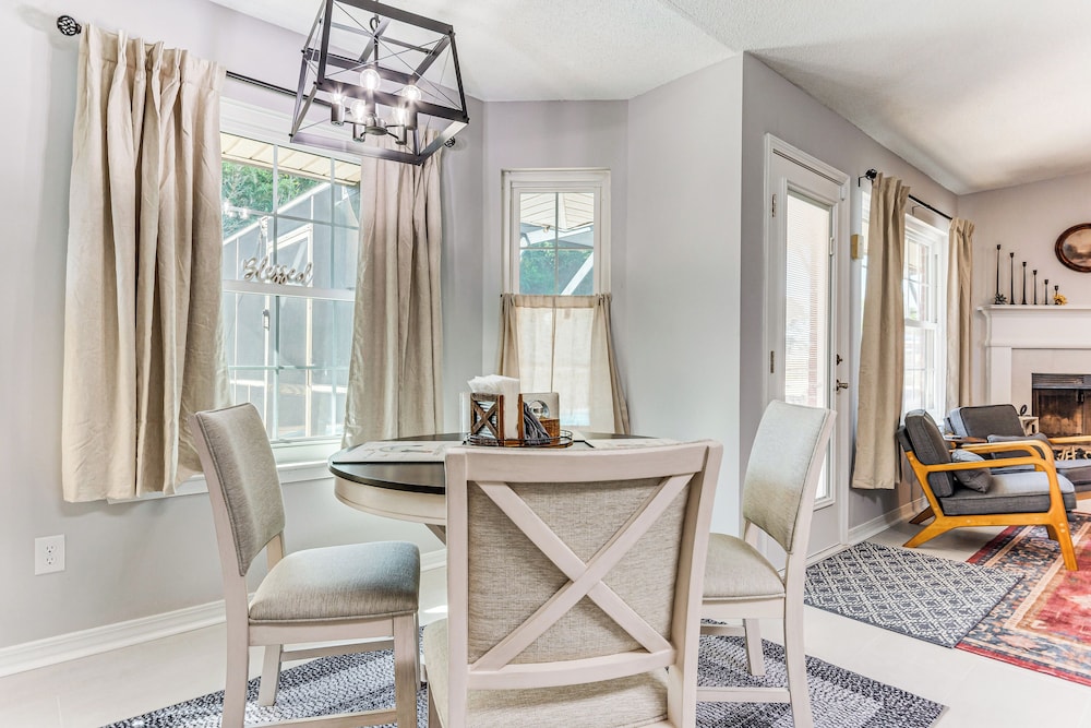 1 Mi to Zoo: 'rustic Bungalow' Gem in Gulf Breeze!