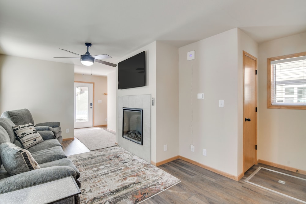 4 Mi to Granby Ranch: Cabin w/ Hot Tub Access!
