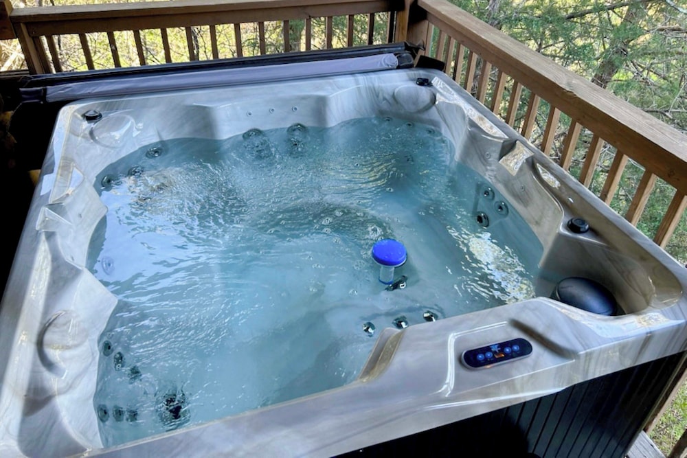 Cabin w/ Deck, Hot Tub & Douglas Lake Resort Perks