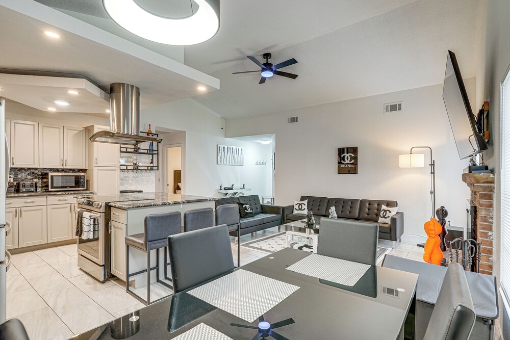 Explore & Relax: Chic & Cozy Retreat in Lakeland!