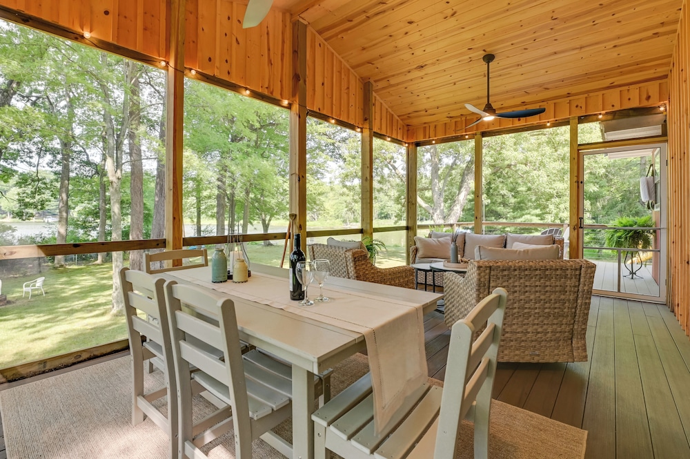 Waterfront Deck! Chic Lower Scott Lake Cottage