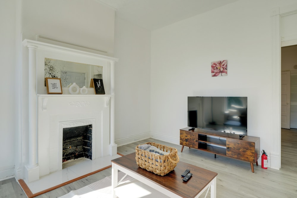 1 Mi to Uofl: Pet-friendly Louisville Apartment!