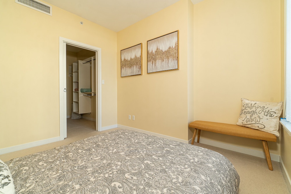 Lovely Oasis near Waterfront & Downtown - Image 2