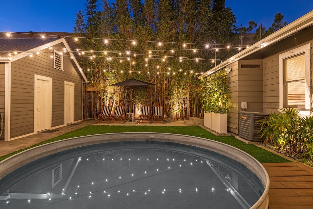 Designer Luxe Compound w Pool-steps to Best Dining