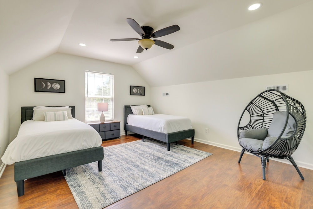 Mini Putting Green & Pool Access: Simpsonville Gem