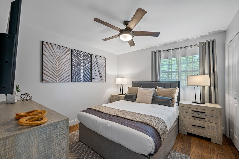 Luxury Retreat: Pool, Games, Basketball & More!