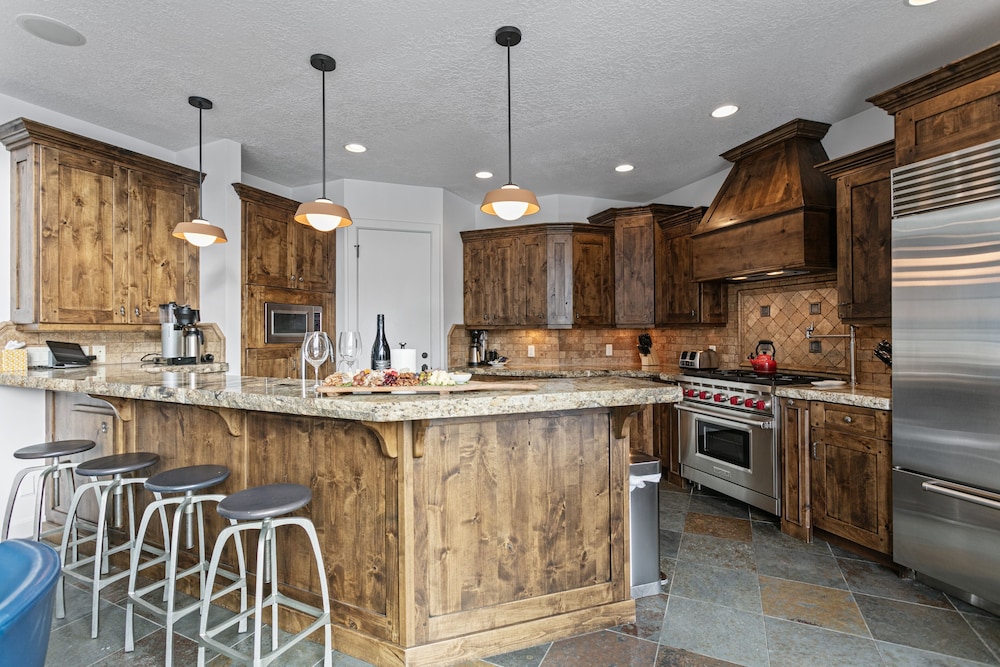 1688 - Five Bedroom with Hot Tub Pinnacle 5 Condo