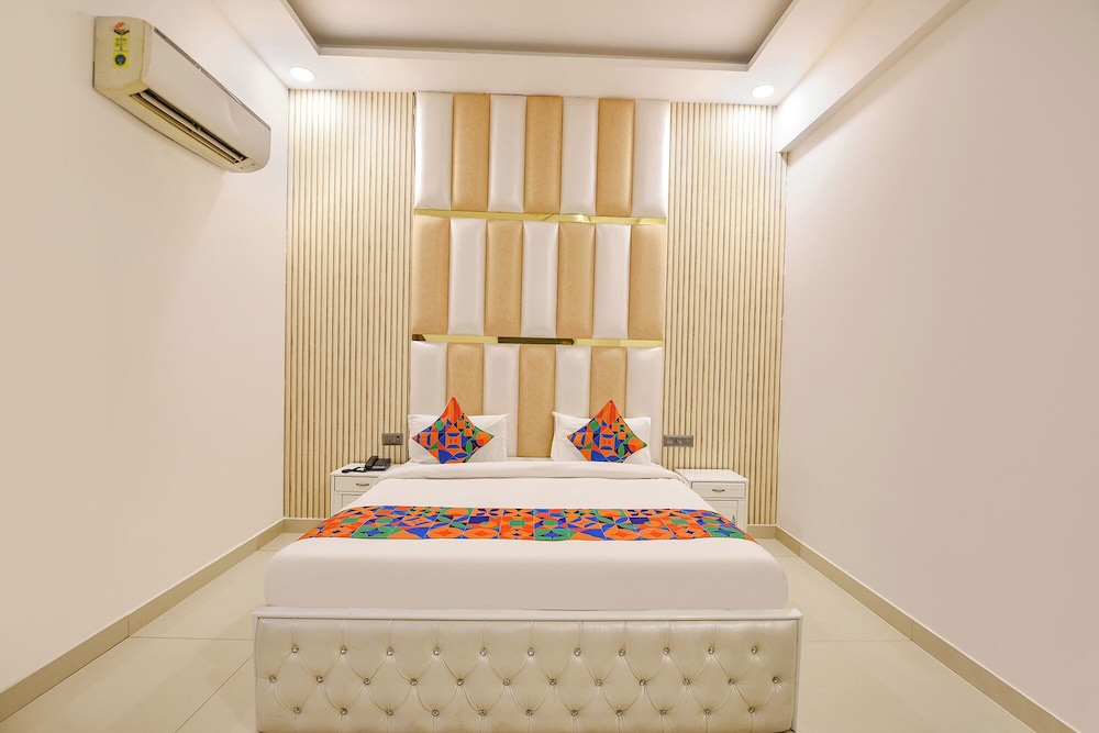 Fabhotel The Grand Paradise