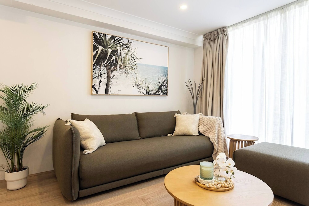 Luxurious Manly Retreat With Beachside Bliss - Image 5