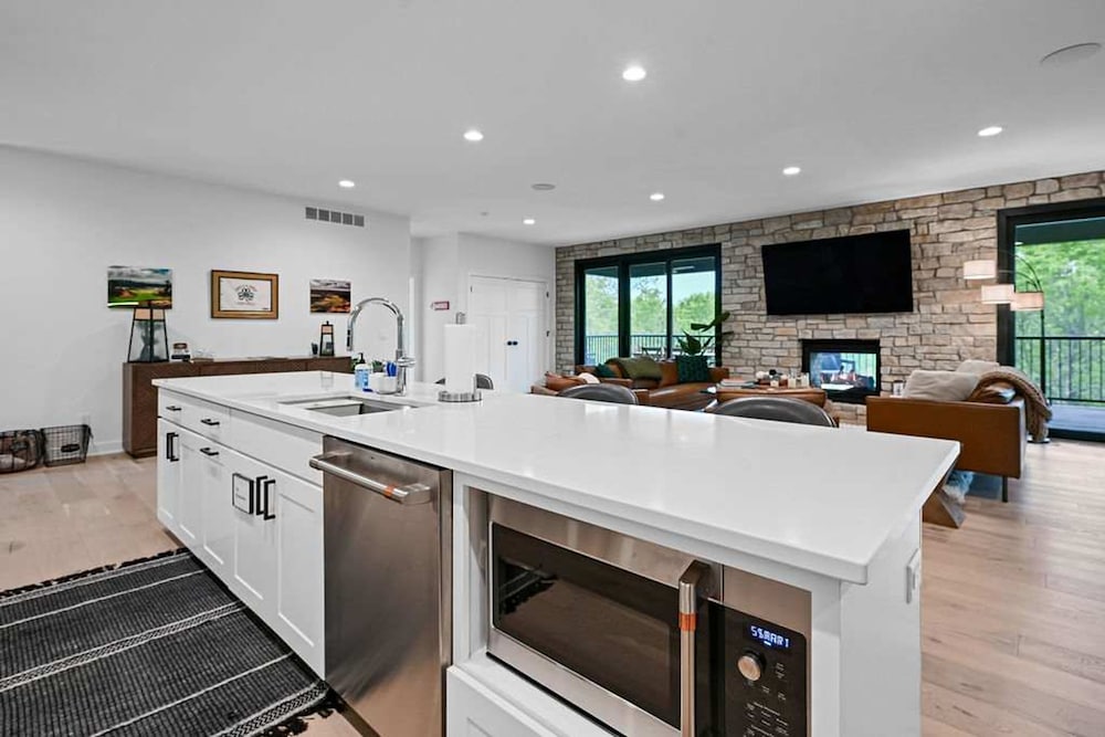 6BR Sand Valley Lodge With Hot Tub Bar Putting Green