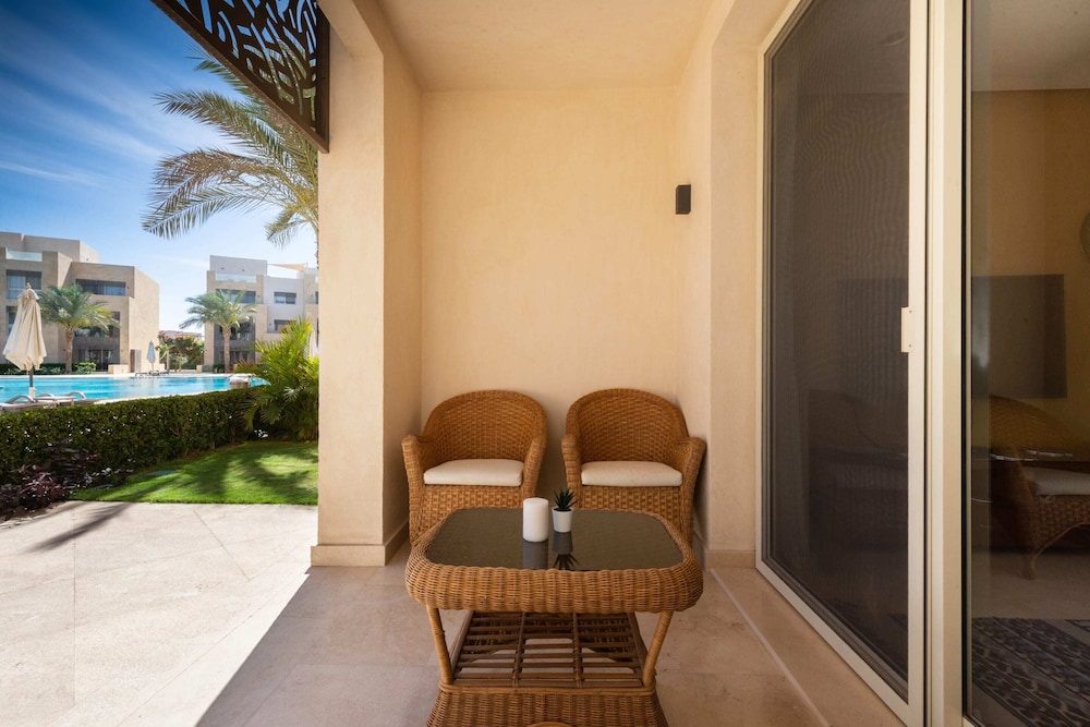 Xuru Stays I Exotic 1bdr w/ Outdoor Terrace Pool & Beach Access