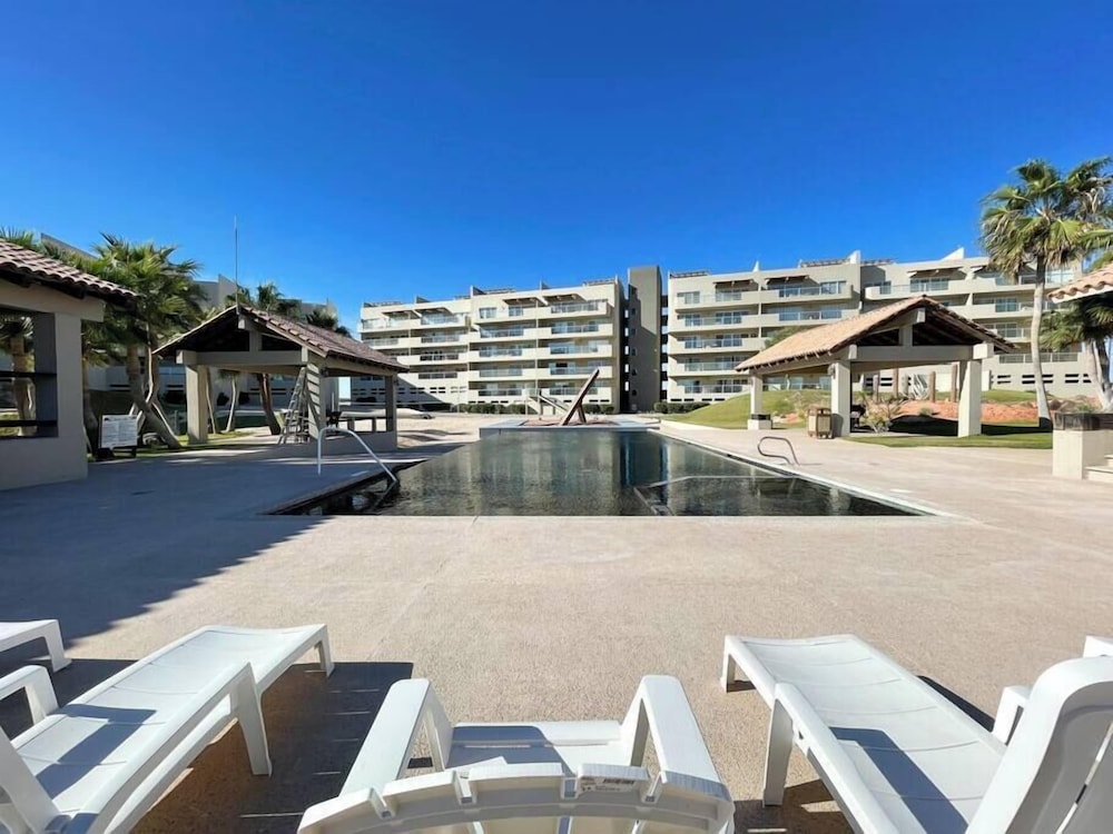 Cozy Condo With Beach Pool Access