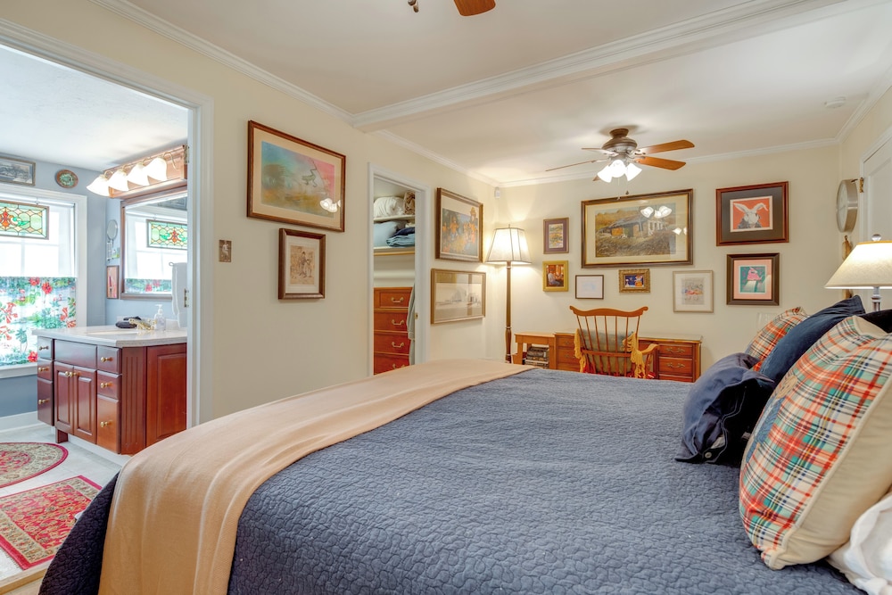 Hike, Sip & Explore! Blue Ridge Mtn Cabin w/ Porch