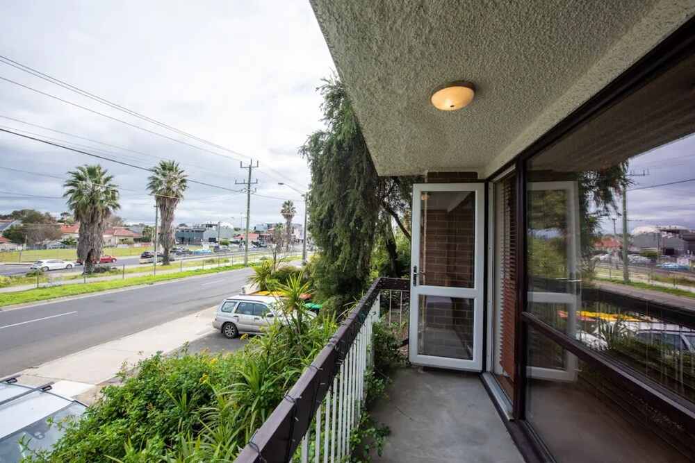 Well-appointed Sunny 2 Bedroom Apartment in Northcote With Parking