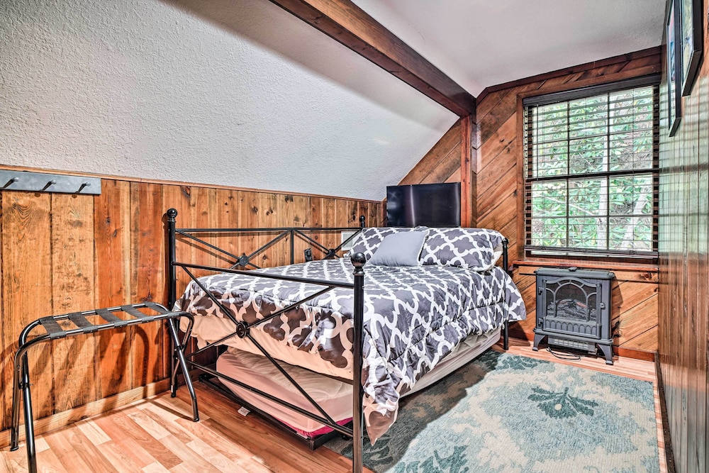 Rustic Sevierville Cabin: Hot Tub & Mountain Views view 3