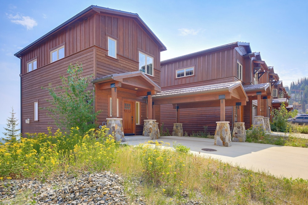 Walk to Schweitzer Village: Mountain-view Home