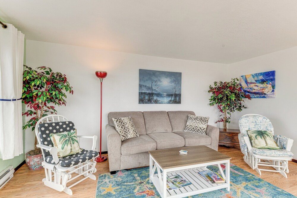 Quaint Rockaway Beach Gem: Walk to Shore!