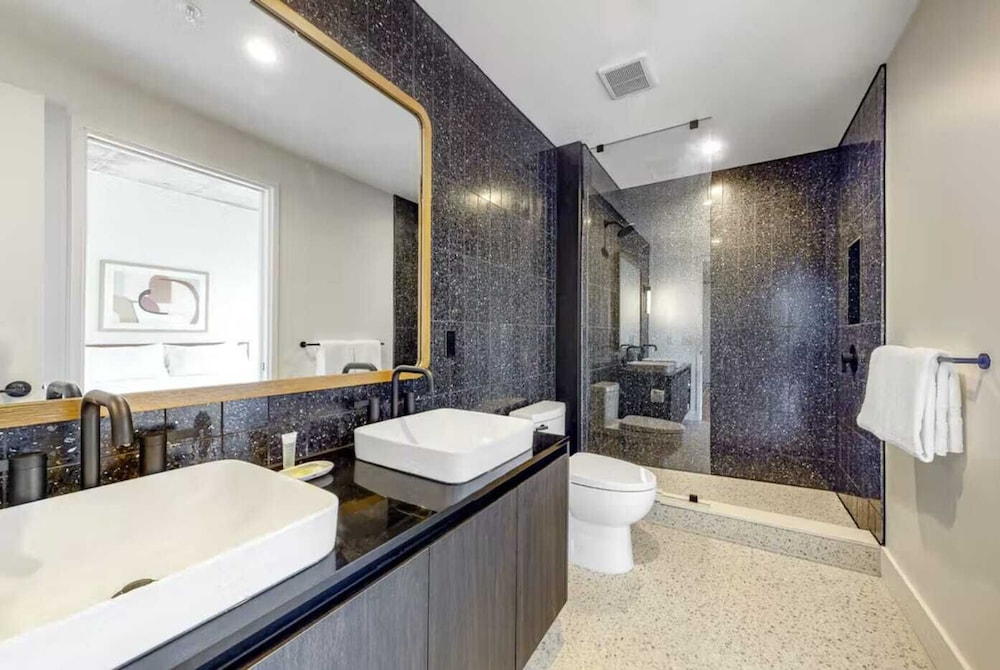 Luxe High Rise off of Rainey St. - Image 2