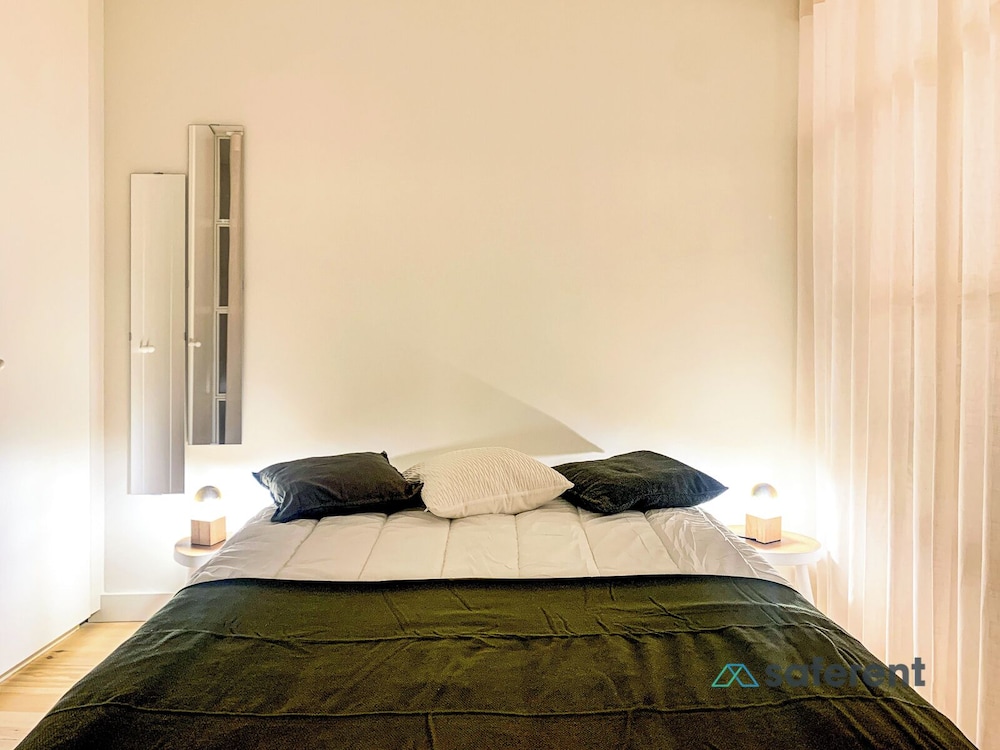 Bucks4 Fantastic 1BD + 1 Triplex Next to Ribeira