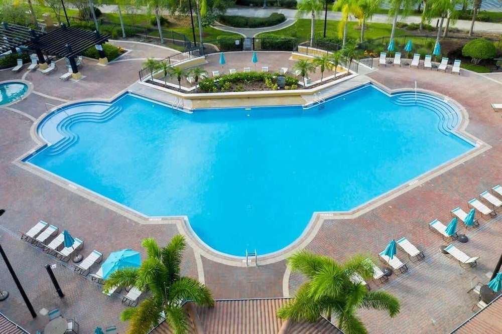 Spacious 2Bd Condo - Pool Hot Tub - Near I-drive