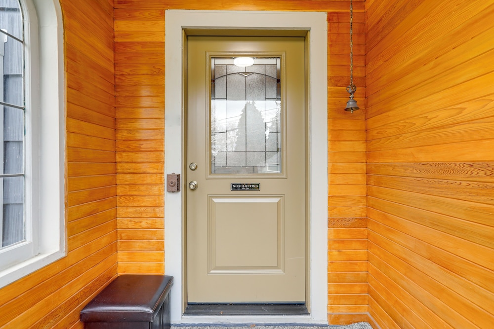 Charming Tudor-style Apt Near Green Lake!