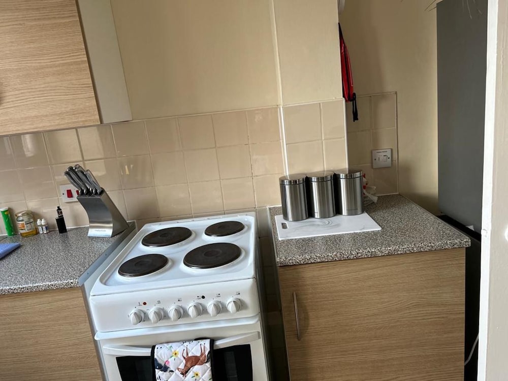 Leeds Cute 1 bed Apt, Garden, Free Wifi & Parking view 5