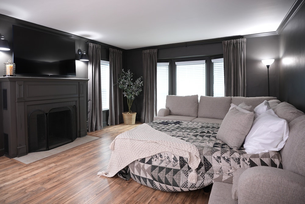 Designer decorated 6 bedroom 4 bath pool home