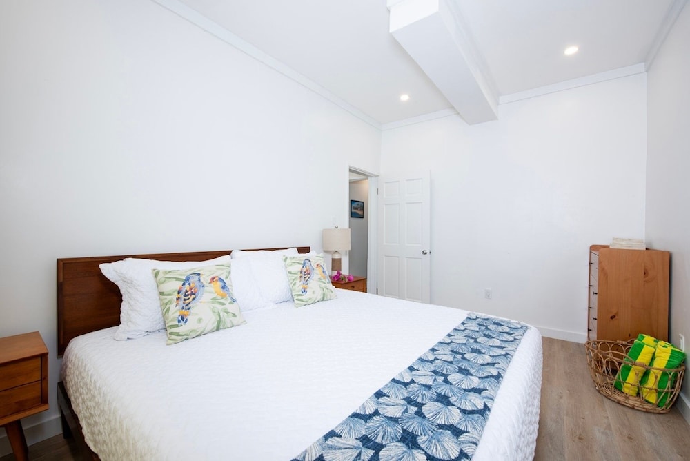 Laughing Bird Studio #7 - Brand New Stylish Apartment, Pool, Bea 1 Bedroom Condo, photo 66