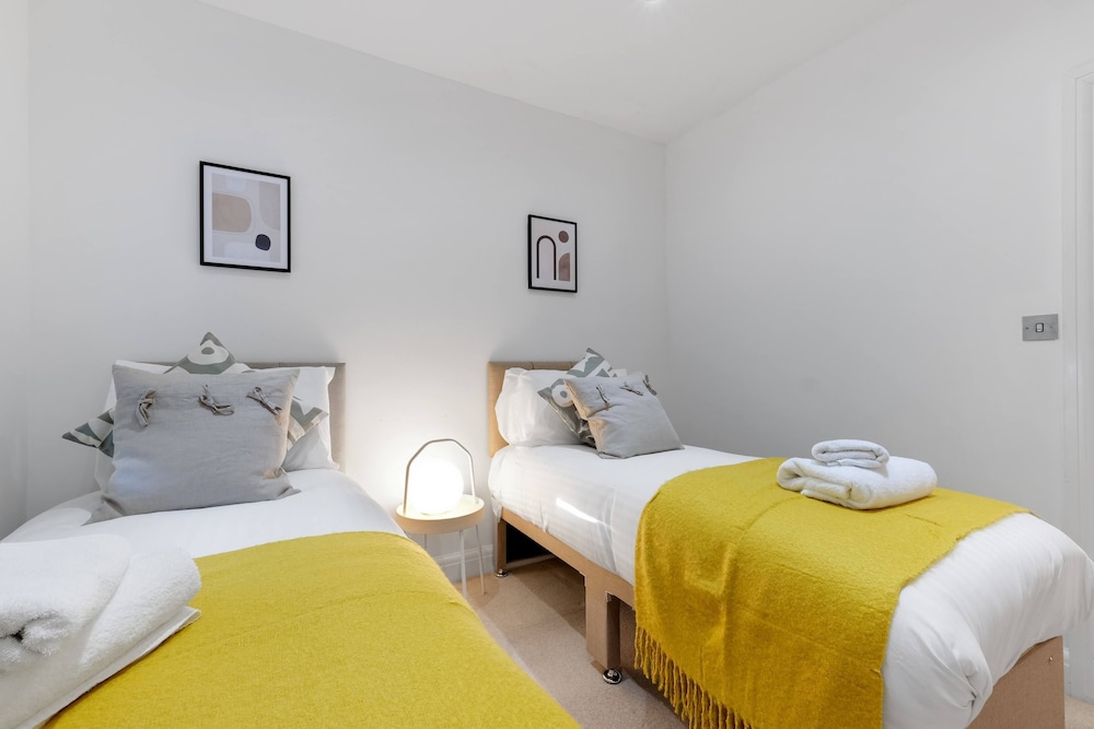 Quirky 3 Bdr 2 Bath Cottage with Parking view 5