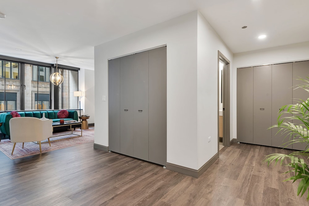 The Loop 2BR Historic Modern Luxury Amenities