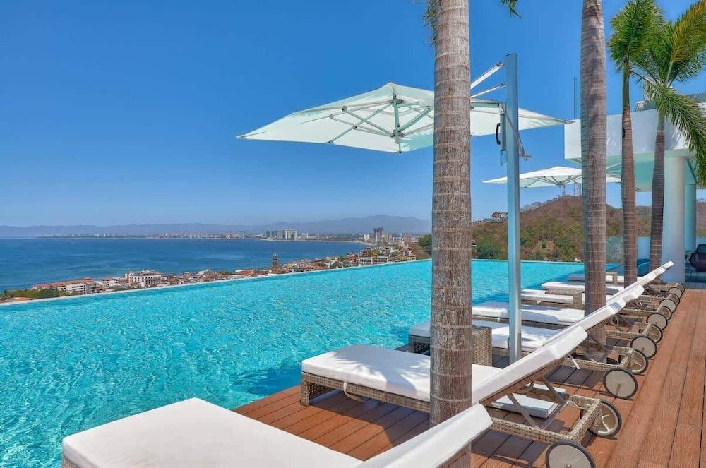 Soho PV Stunning Views Luxury Heated Rooftop Pool