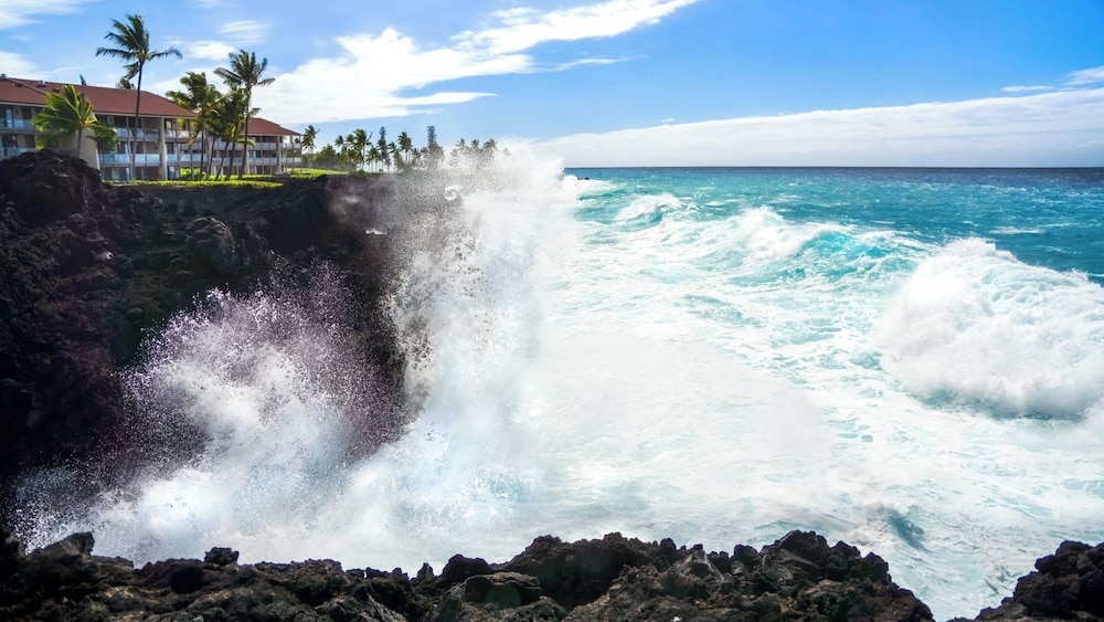 Oceanfront Penthouse With Sunset Views, A/C and Wraparound Lanai! - Vrkcv