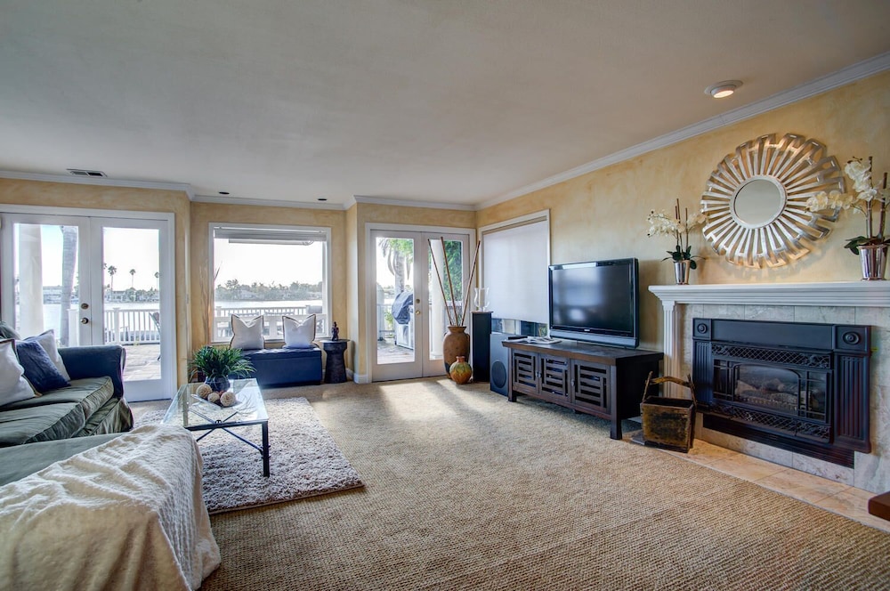4 Br Waterfront , Private Beach 4 Bedroom Home by RedAwning