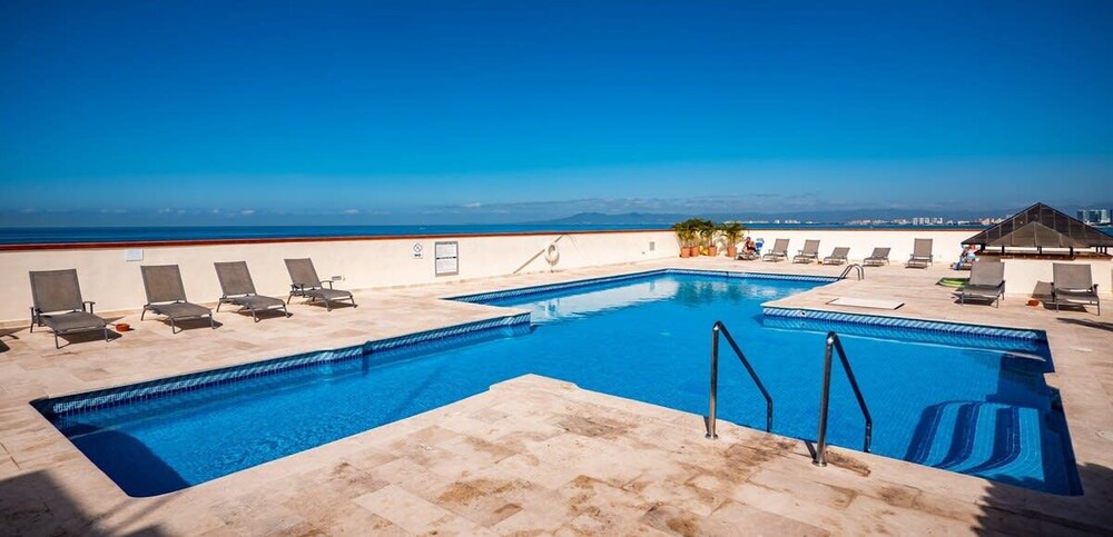 Ocean View 2Br Condo-balcony-beach-pool - 908